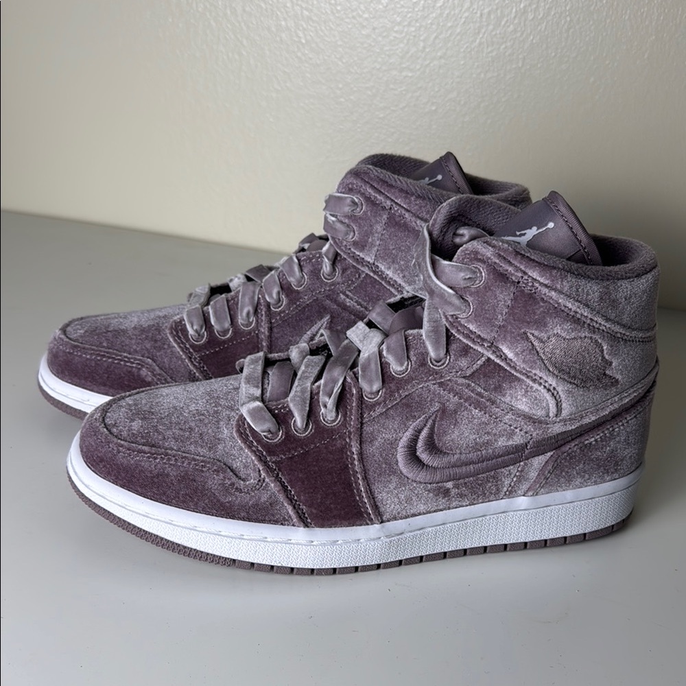 Women's Air Jordan 1 Mid SE Nike Velvet Sneakers - Purple Smoke Size 8